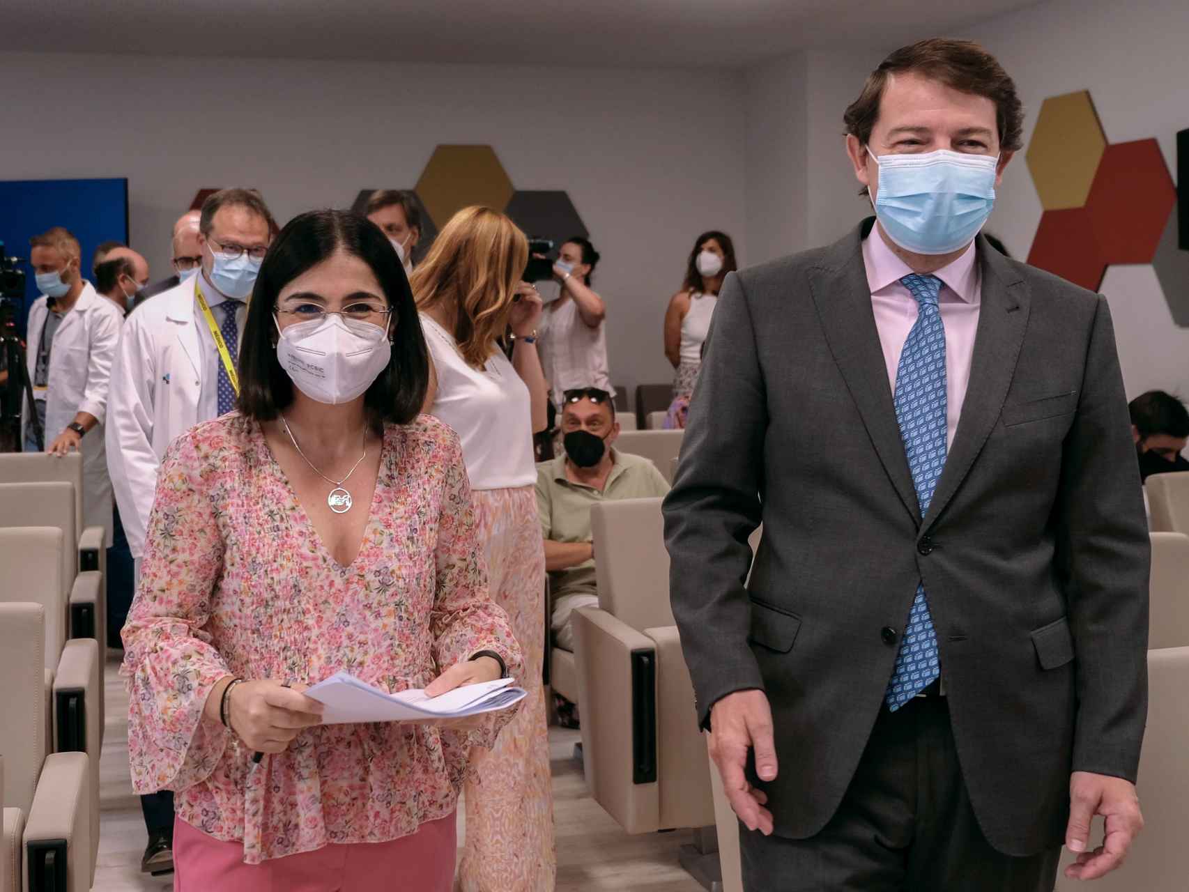 El presidente de la Junta, Alfonso Fernández Mañueco, y la ministra de Sanidad, Carolina Darias, en la visita al hospital de Salamanca este viernes.