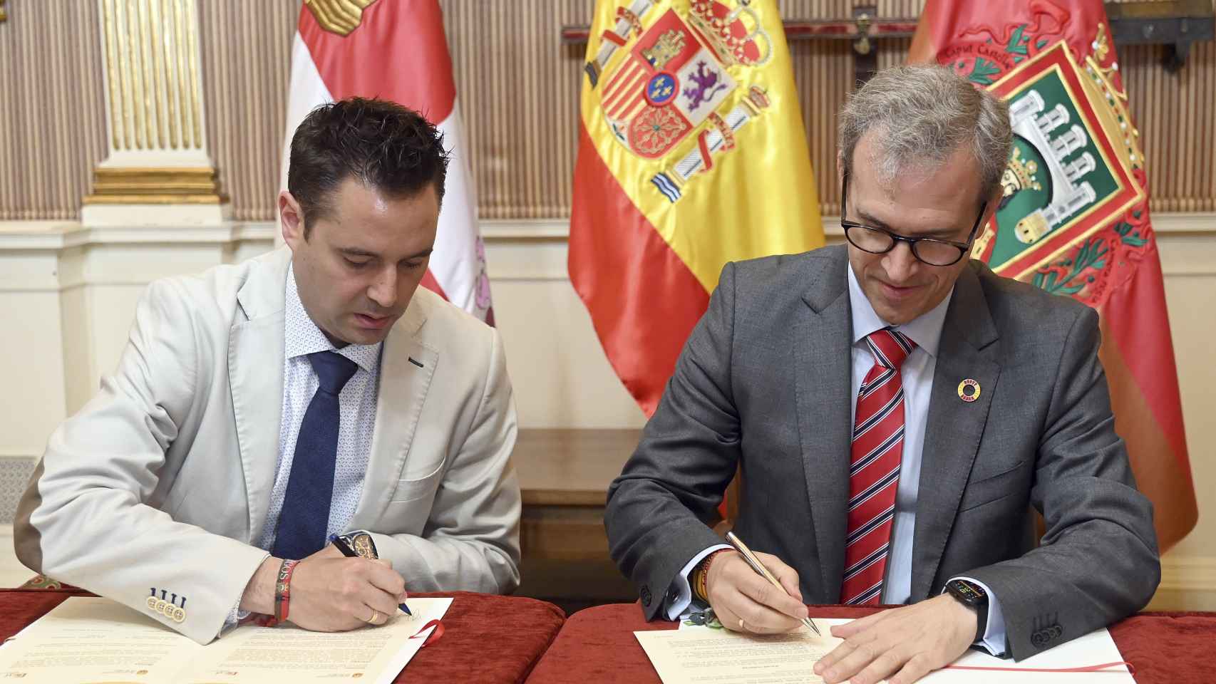 El alcalde Burgos, Daniel de la Rosa, y el consejero de Industria, Comercio y Empleo de la Junta de Castilla y León, Mariano Veganzones, en un acto este viernes.