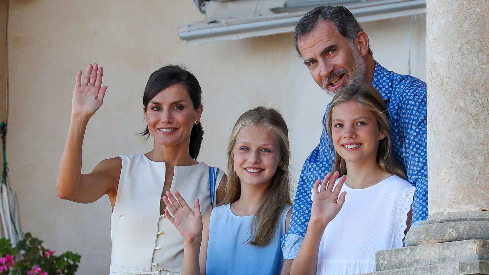 La Familia Real saluda a cámara, durante una vacaciones en Mallorca