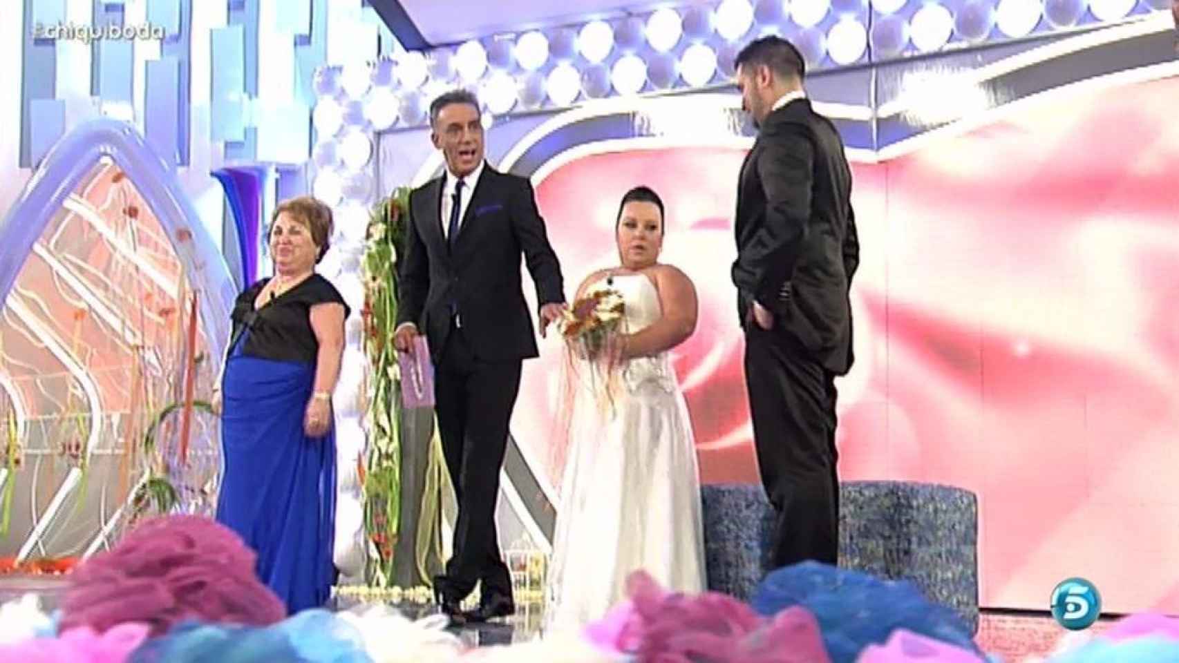 Chiqui y Borja en su boda celebrada en el programa 'Las bodas de Sálvame'.