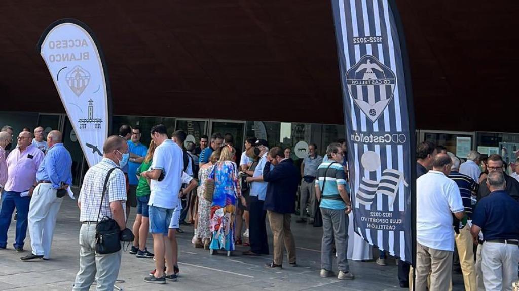 La afición llega al Estadio Nueva Castalia