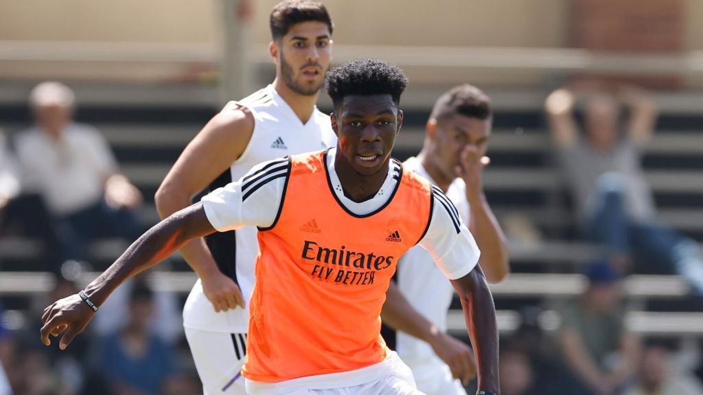 Aurélien Tchouameni conduce un balón en un entrenamiento