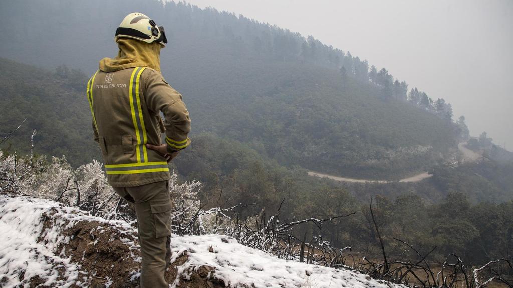 Los brigadistas llevan a cabo tareas de enfriamiento con espuma en el incendio de O Courel (Lugo)