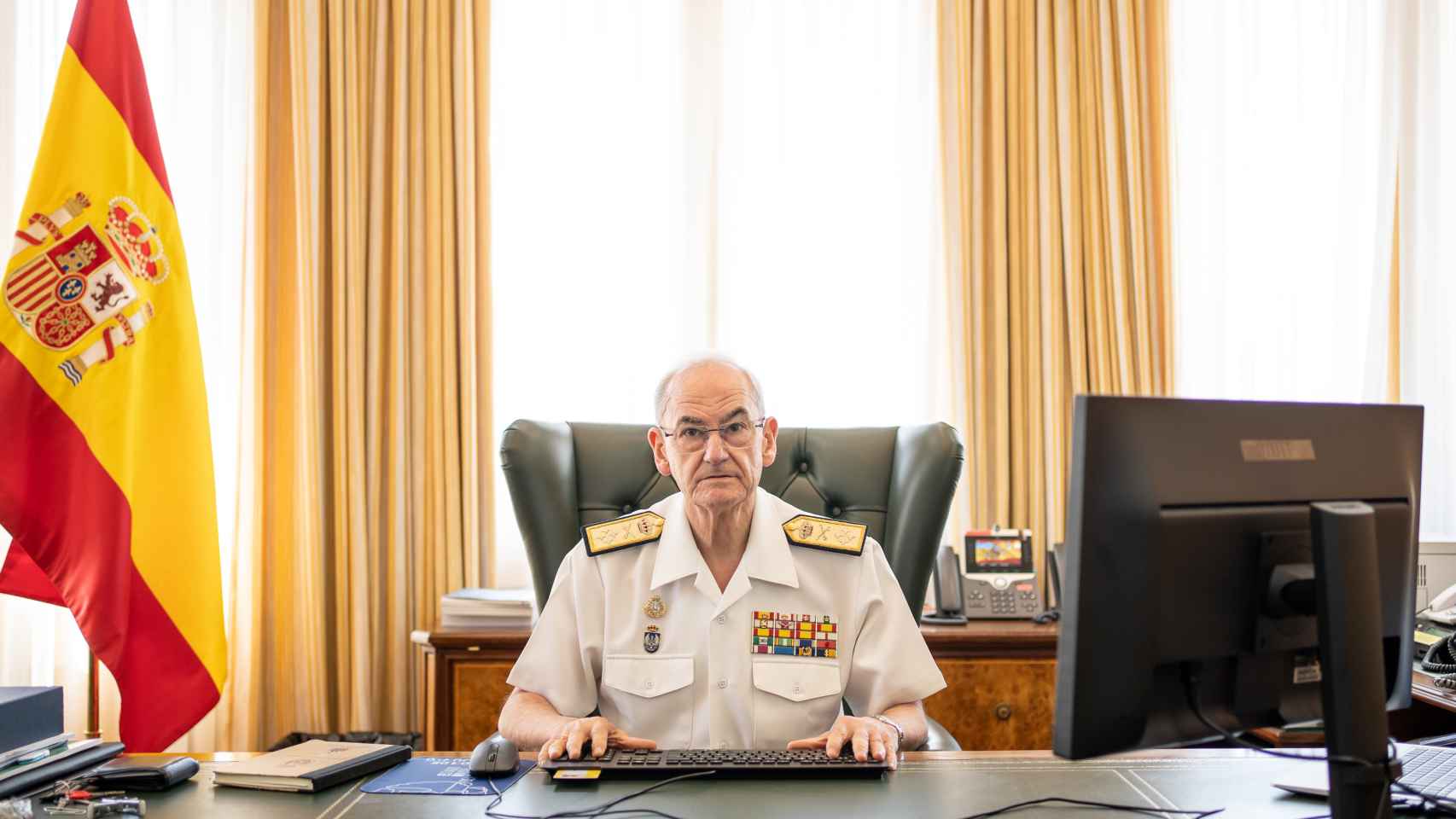 El JEMAD, en su escritorio del Estado Mayor de la Defensa (EMAD)