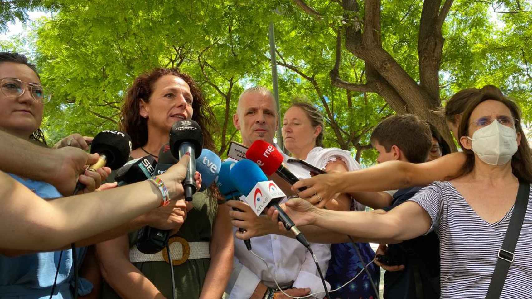 Mila Cívico, secretaría de JUCIL Barcelona , atendiendo a los medios y al lado Pablo Pérez de JUPOL.