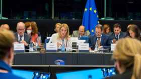 Roberta Metsola, presidenta del Parlamento Europeo, junto a Alessandro Chiocchetti, en una reunión de la Mesa de la Cámara.
