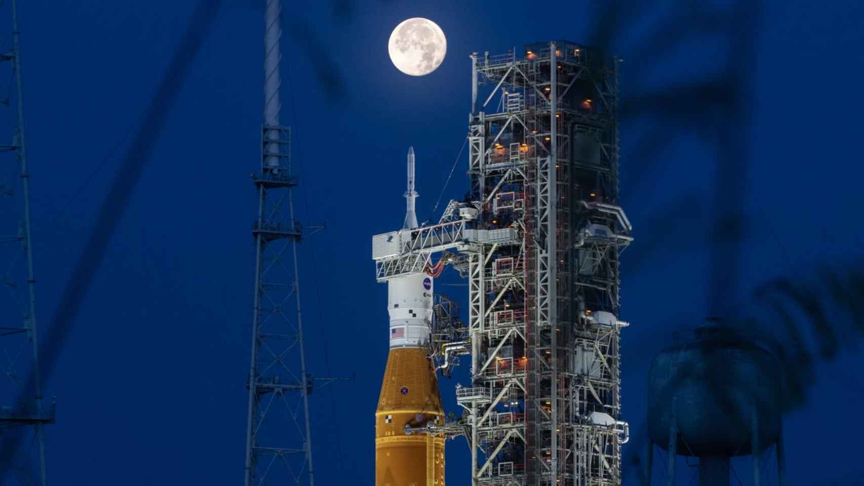 La Luna junto con el cohete del Sistema de lanzamiento espacial (SLS) Artemis I.