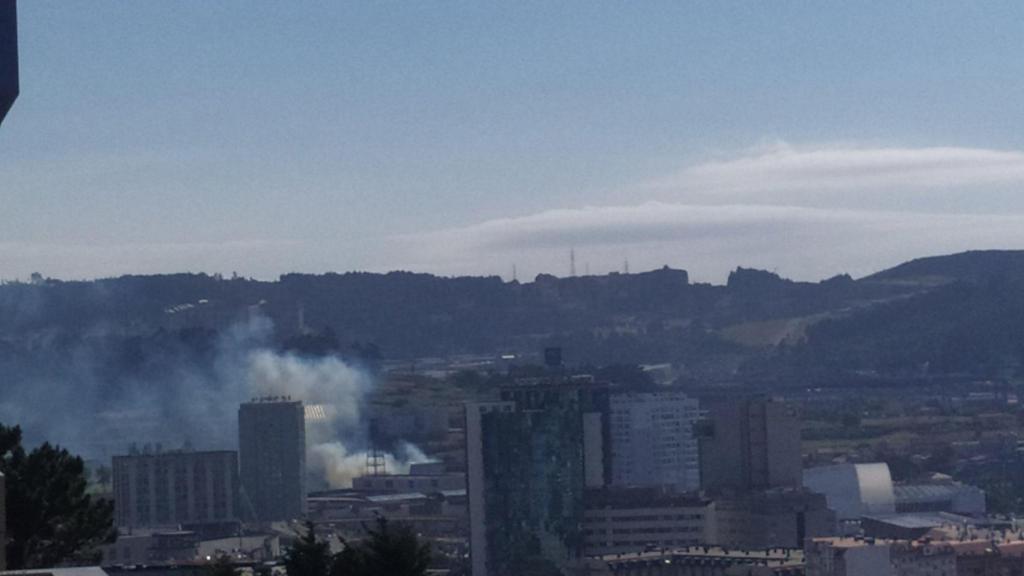Incendio en las inmediaciones de Espacio Coruña y la UDC esta tarde.