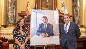 El retrato de Carlos Negreira ya forma parte de la galería de alcaldes coruñeses de María Pita