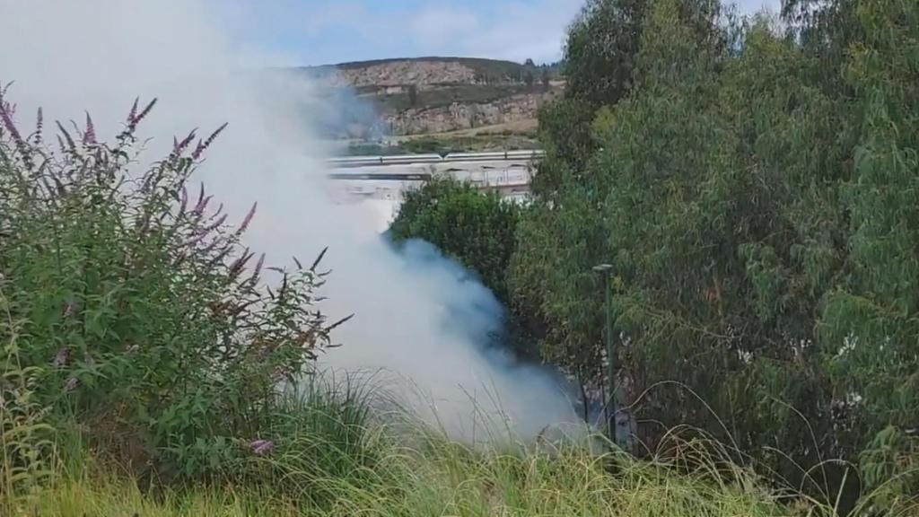 Incendio en las inmediaciones del Parque de Novo Mesoiro.