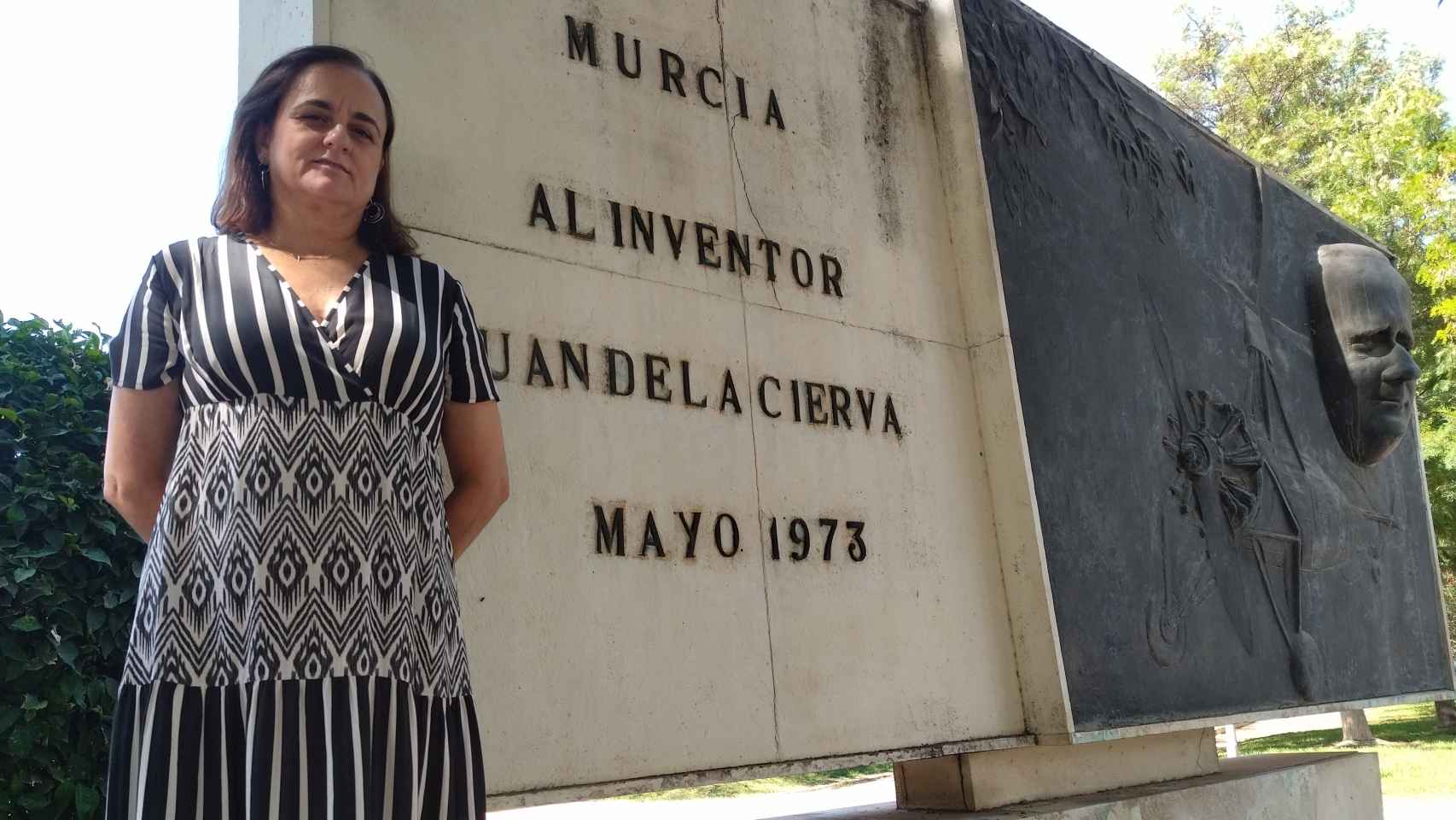 Ana de la Cierva, nieta del inventor del autogiro, en el monumento dedicado a Juan de la Cierva en la céntrica Ronda de Garay en Murcia.