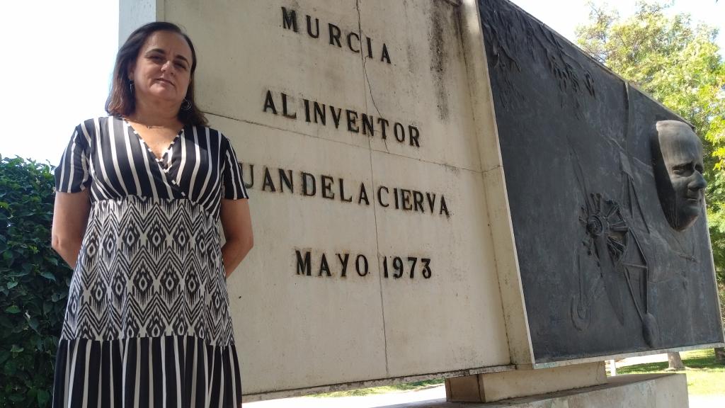 Ana de la Cierva, nieta del inventor del autogiro, en el monumento dedicado a Juan de la Cierva en la céntrica Ronda de Garay en Murcia.