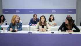 (I-D) La secretaria de Organización de Podemos, Lilith Verstrynge; la secretaria general de Podemos y ministra de Derechos Sociales y Agenda 2030, Ione Belarra y la ministra de Igualdad, Irene Montero, en una reunión del Consejo Ciudadano Estatal de Podemos.