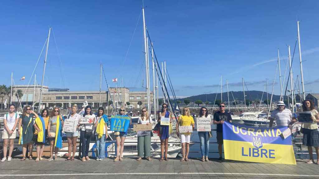 Miembros de la Asociación de Ucranianos en Galicia-Girasol protestando por la llegada del buque