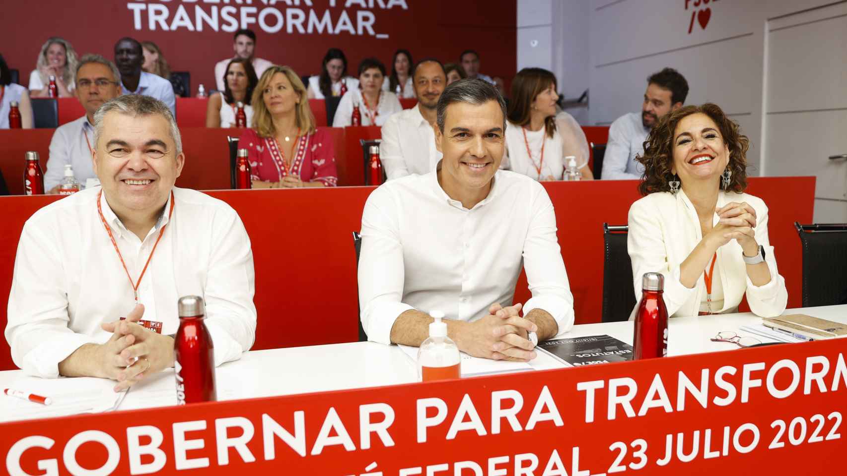 Pedro Sánchez, entre la ministra y vicesecretaria del PSOE, María Jesús Montero, y el secretario de Organización, Santos Cerdán, en el Comité Federal extraordinario.