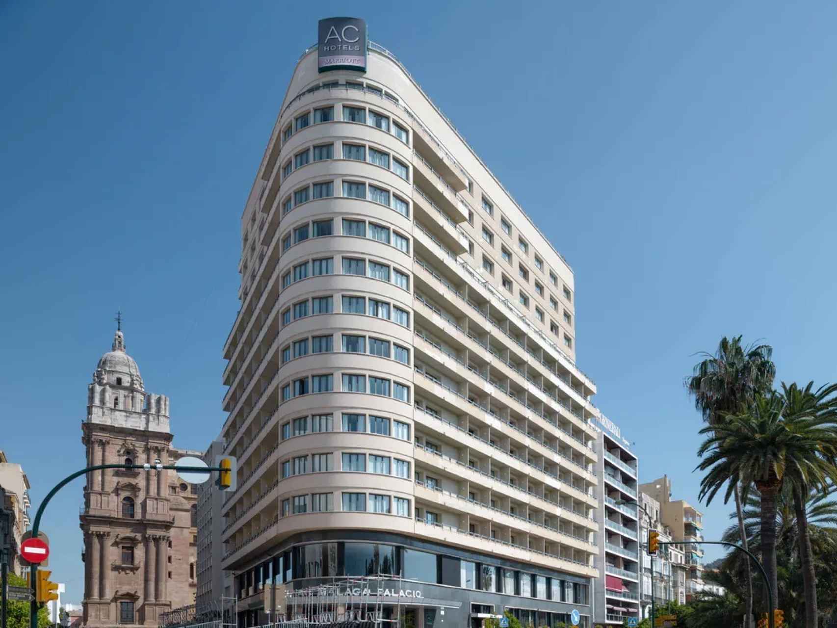 El AC Málaga Palacio tapando desde el día de su construcción la Catedral de Málaga.