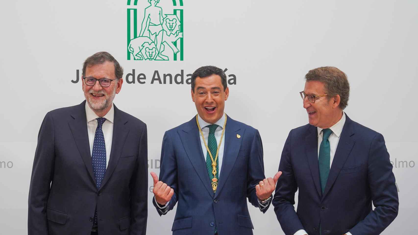 El presidente de la Junta, Juanma Moreno, posa entre Alberto Núñez Feijóo y Mariano Rajoy, durante la toma de posesión.