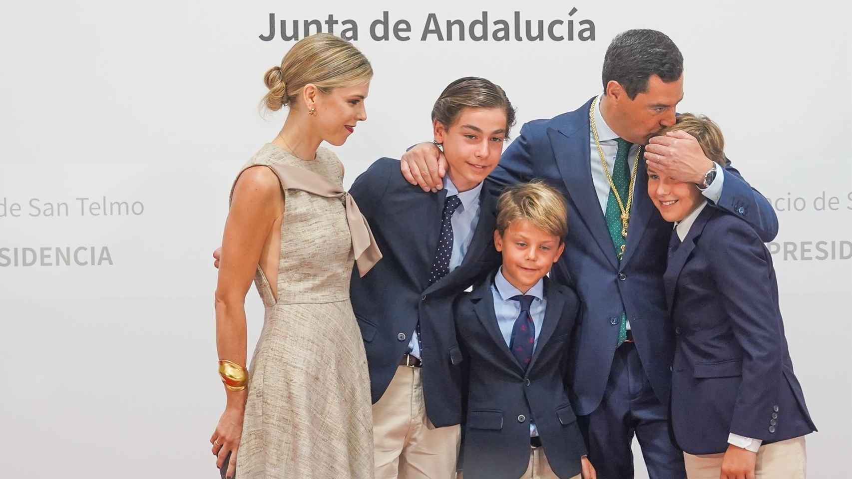 El presidente de la Junta, Juanma Moreno, junto a su mujer Manuela Villena y sus hijos.