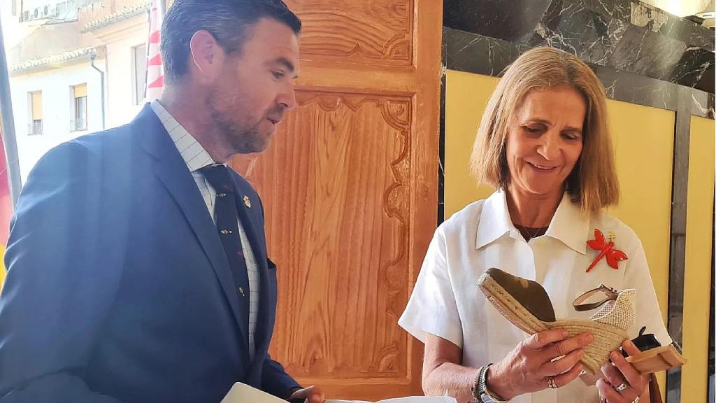 La infanta Elena ha recibido unas alpargatas del Ayuntamiento de Caravaca de la Cruz.