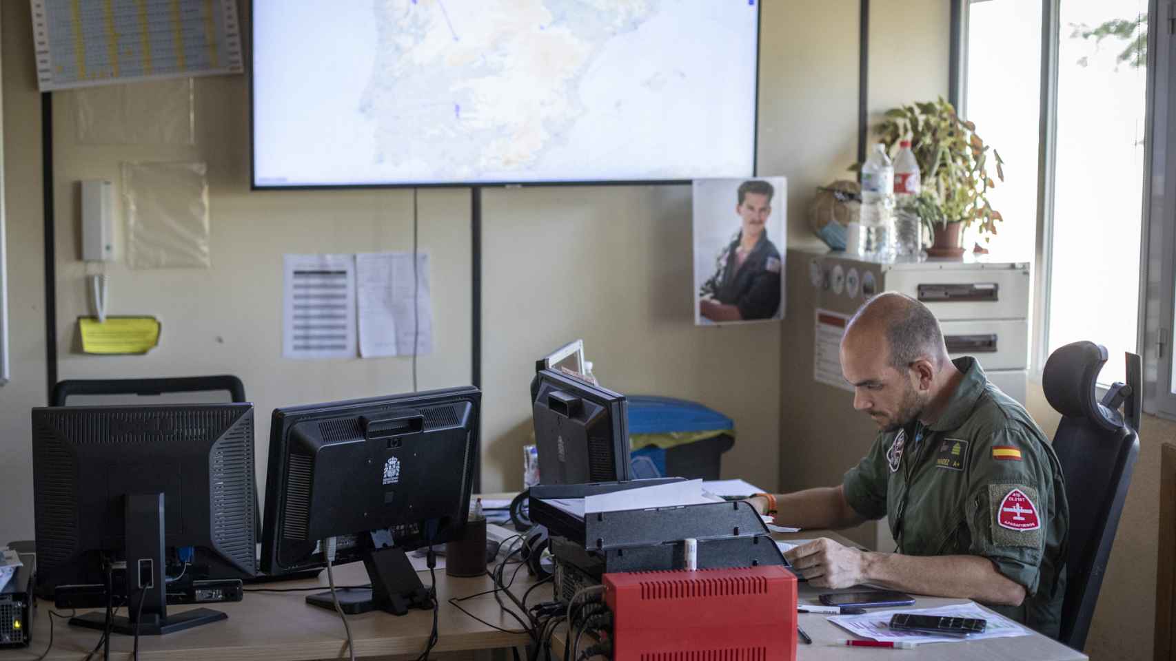 El sargento Fernández se encarga de coordinar las solicitudes de medios aéreos para las misiones de emergencia