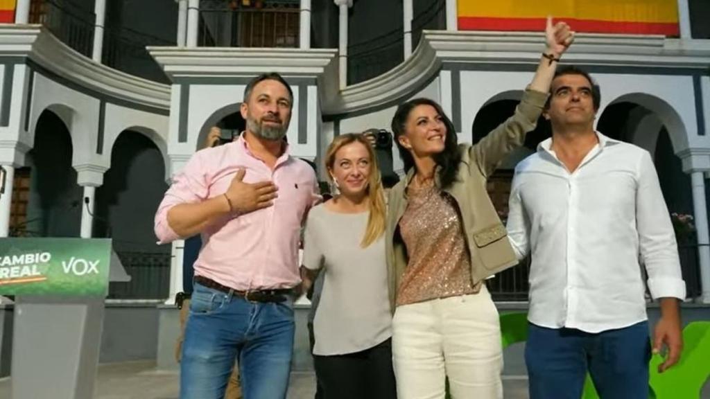Giorgia Meloni junto a Santiago Abascal, Macarena Olona y el candidato por Málaga de Vox, Antonio Sevilla.