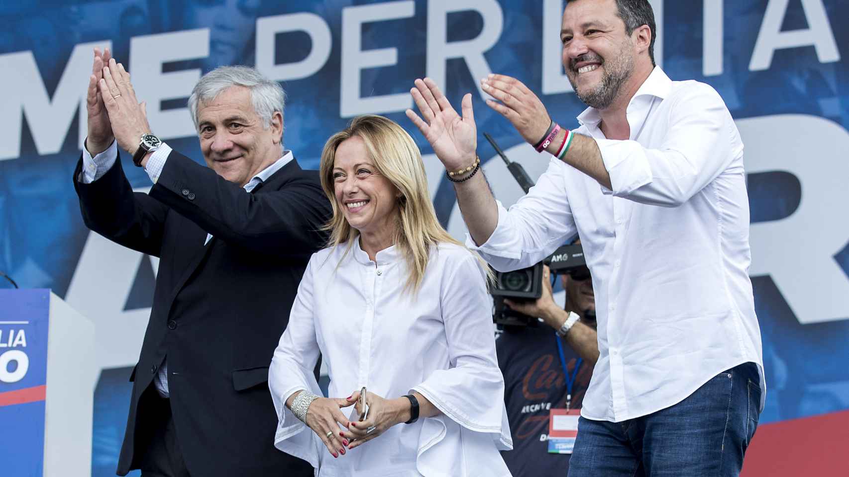 Georgia Meloni junto a Matteo Salvini (d) y Antonio Tajani (i).