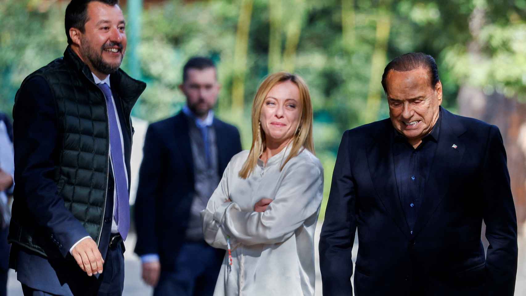 Giorgia Meloni junto a Matteo Salvini (i) y Silvio Berlusconi (d).