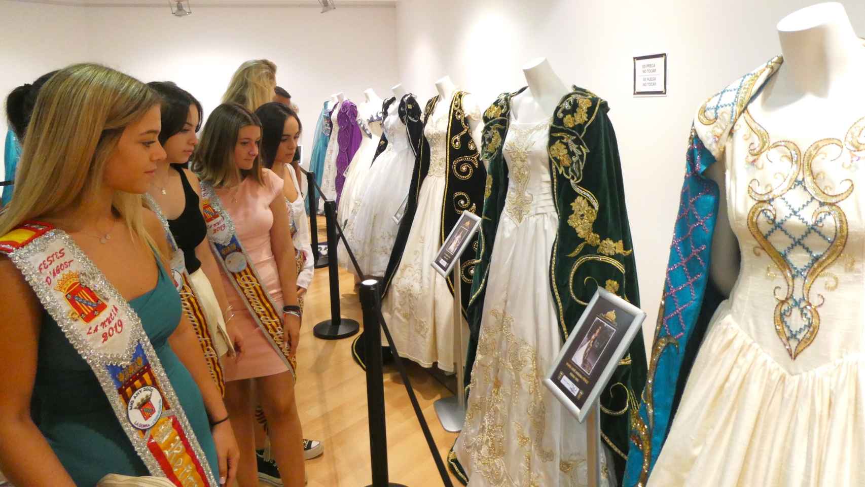 Los vestidos de las reinas de las fiestas de agosto se presentan en esta exposición de La Nucia.