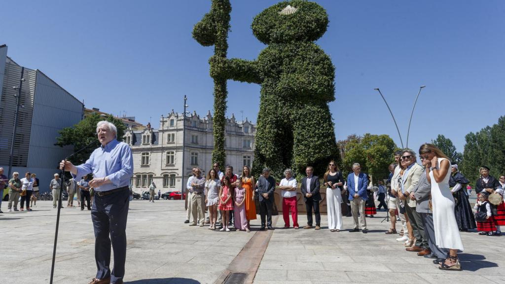 La Fundación VIII Centenario de la Catedral. Burgos 2021 y la Hermandad de Peñas, Sociedades y Casas Regionales y la Federación de Fajas, Blusas y Corpiños, inaugura oficialmente el peregrino vegetal