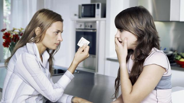 Madre dando un condón a su hija.