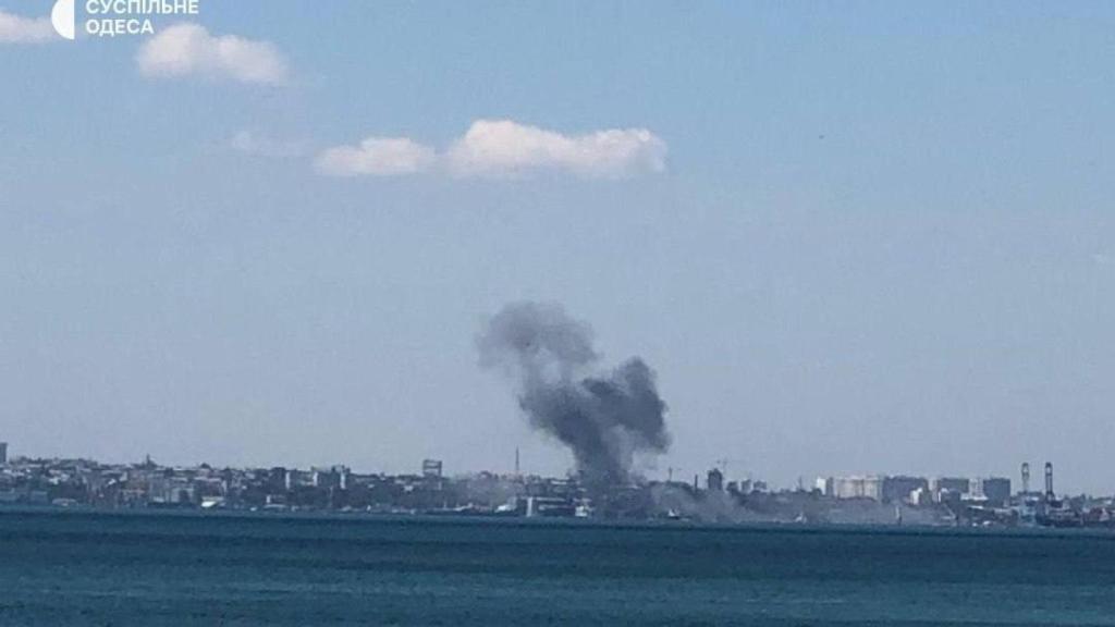Imagen del ataque ruso al puerto comercial de Odesa.