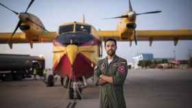 El capitán Carlos Andrade posa frente a un Canadair en la base aérea de Torrejón de Ardoz