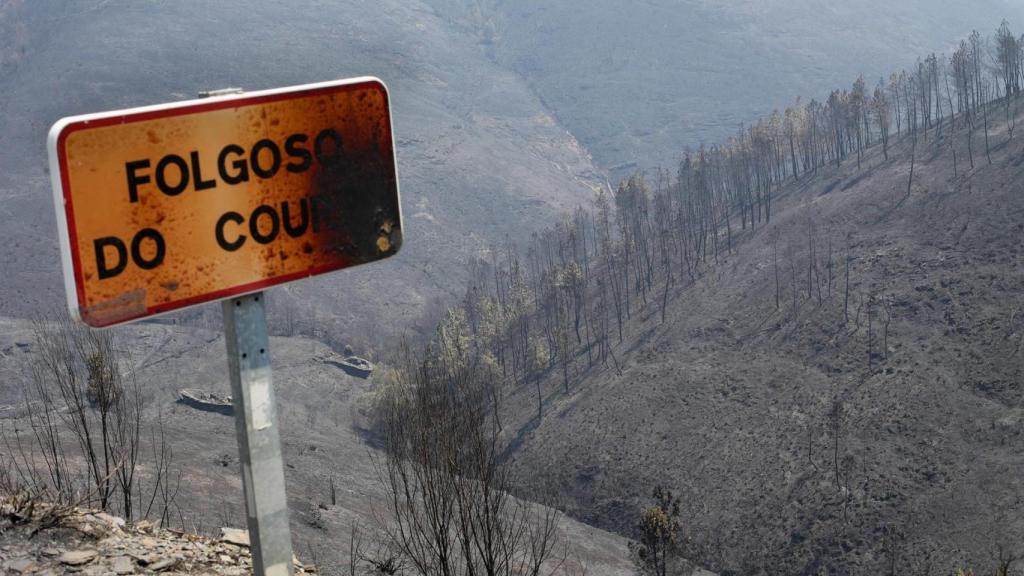 Cartel de entrada a Folgoso do Courel afectado por el incendio.