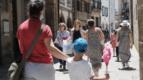Personas pasean por Santiago de Compostela.