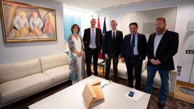 Alfonso Rueda, mantiene una reunión con directivos de la empresa.