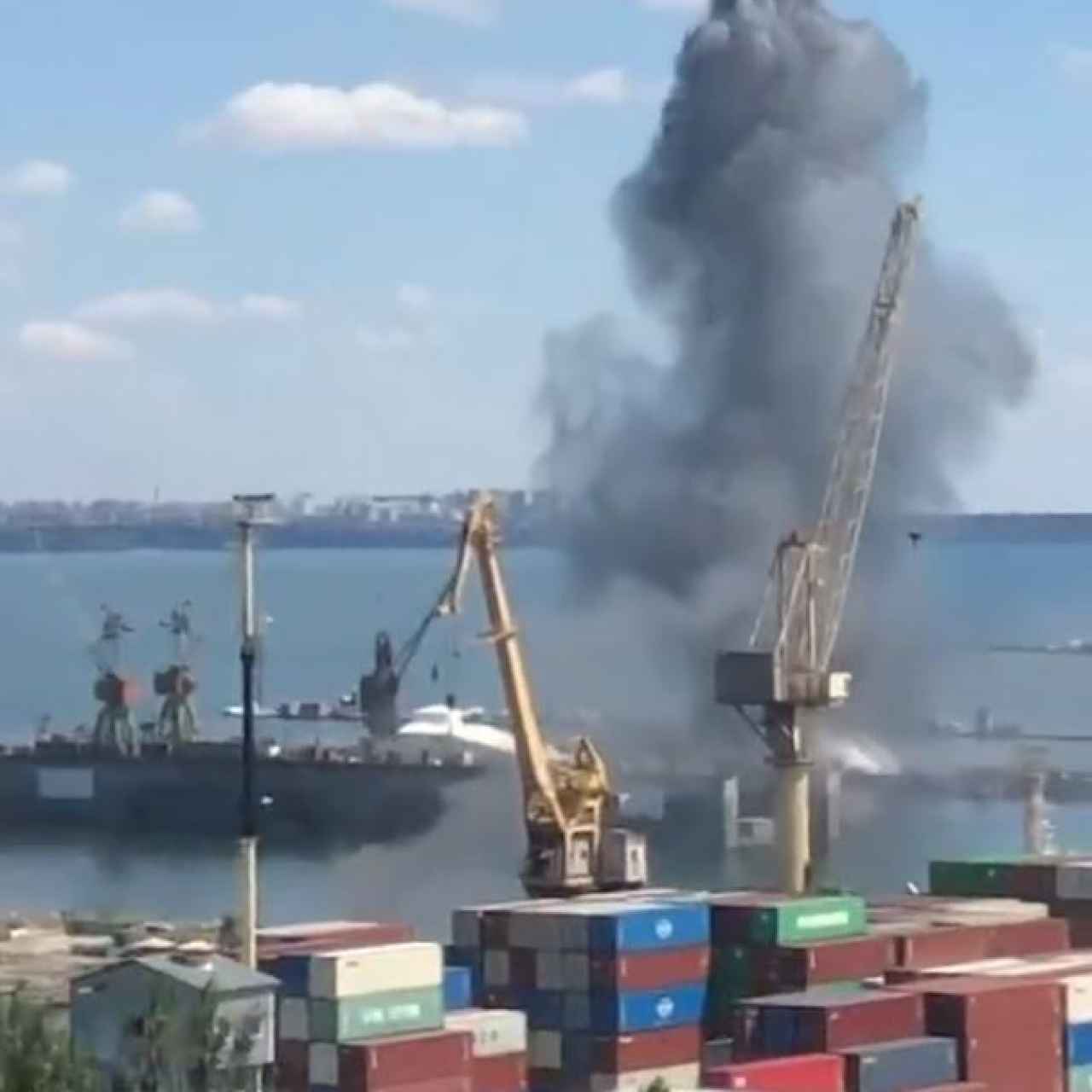 Gran columna de humo en el puerto de Odesa.