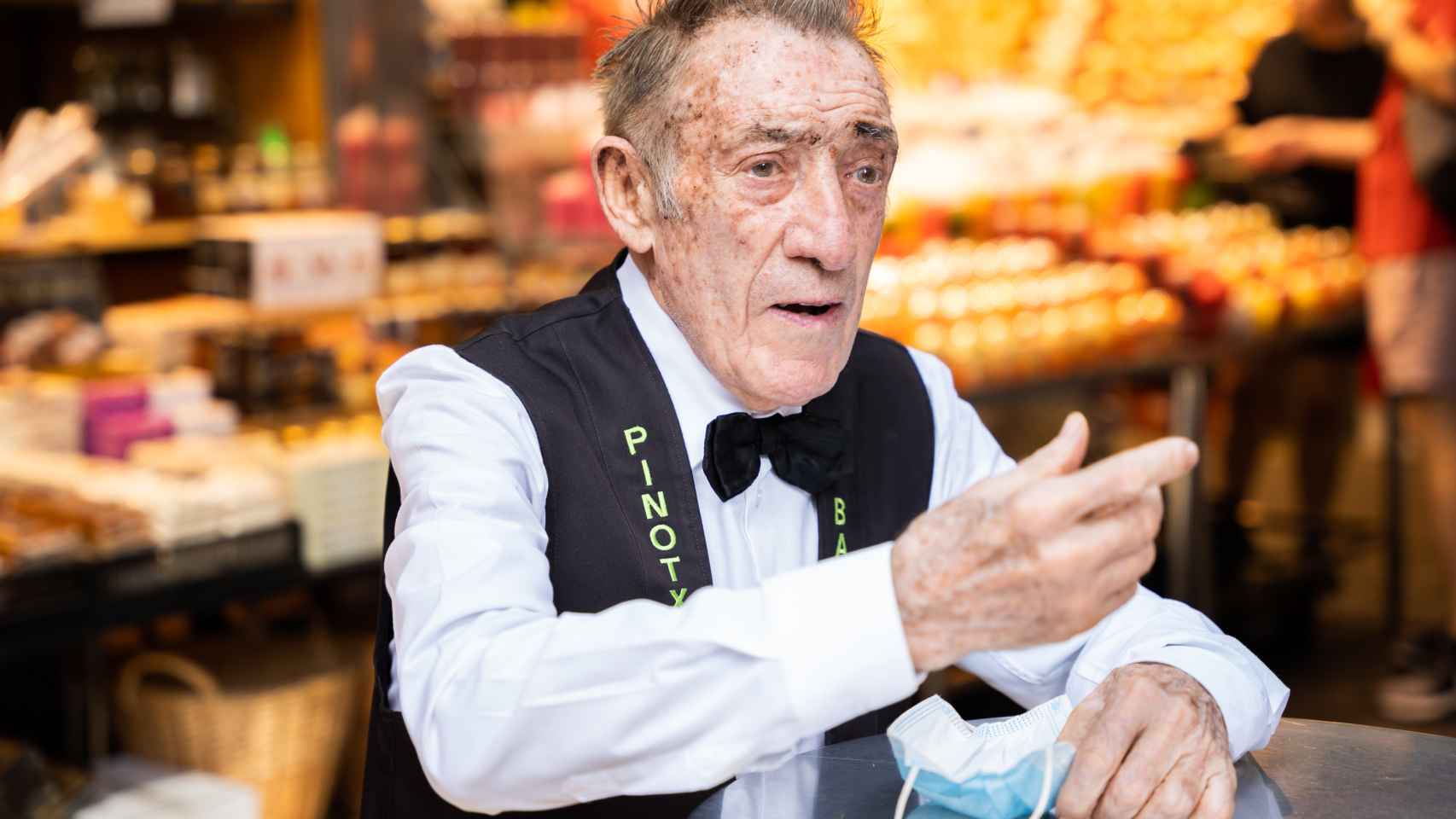 Juanito lleva 80 años trabajando en el Bar Pinotxo.