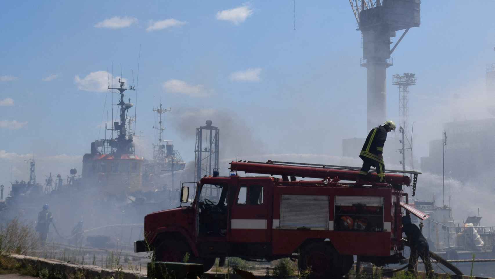 Imagen de los trabajos realizados para extinguir los fuegos en el puerto de Odesa tras los ataques rusos del sábado