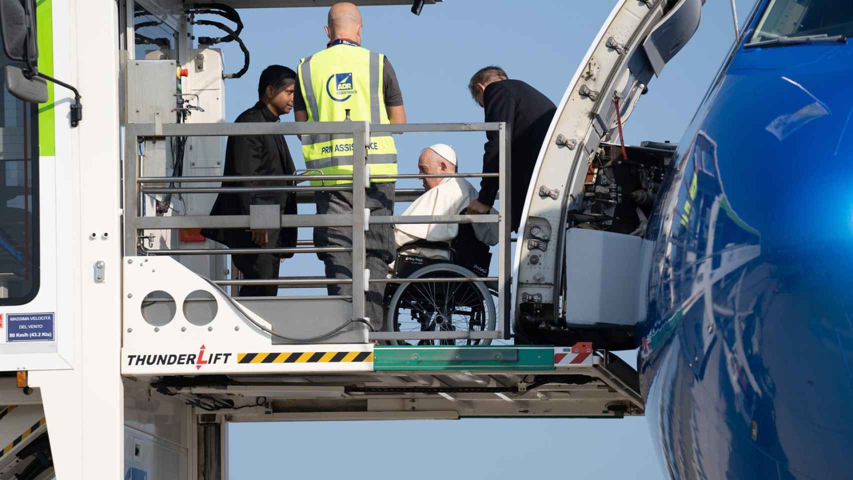 El papa Francisco entrando al avión en silla de ruedas.