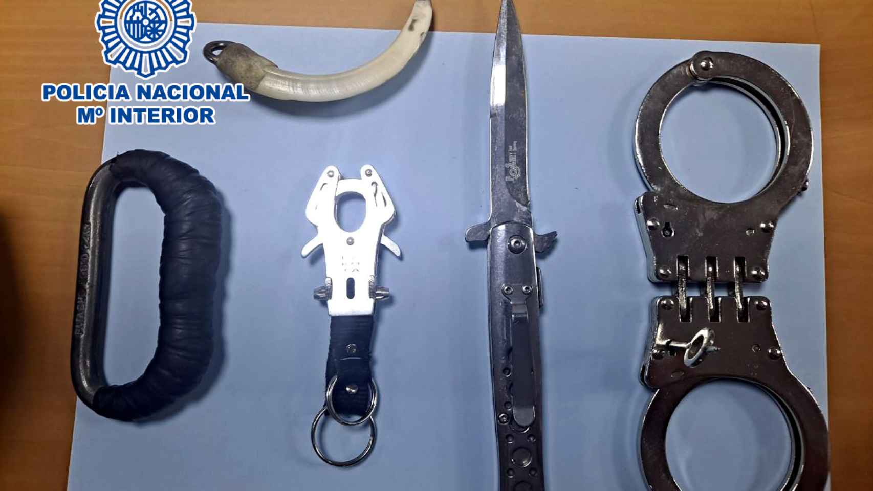 Estas son las armas intervenidas por la Policía Nacional al portero del local del Puerto de Alicante.