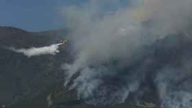 El incendio de Montes de Valdueza amenaza la localidad de Peñalba (León)
