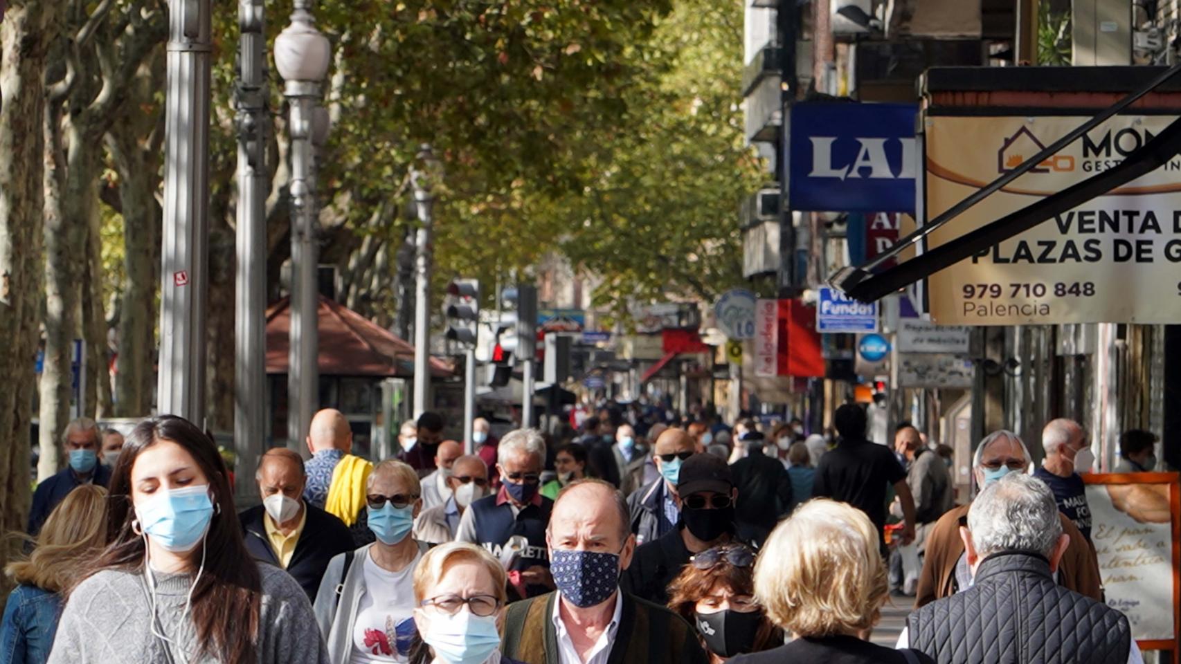 Personas con mascarilla por el Paseo Zorrilla de Valladolid