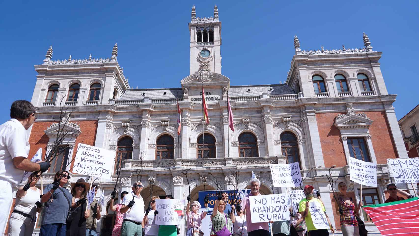 Miriam Chacón / ICAL . Futuro promueve una concentración de protesta en Valladolid para pedir soluciones por el incendio de la Sierra de la Culebra (Zamora) y más servicios en la provincia.