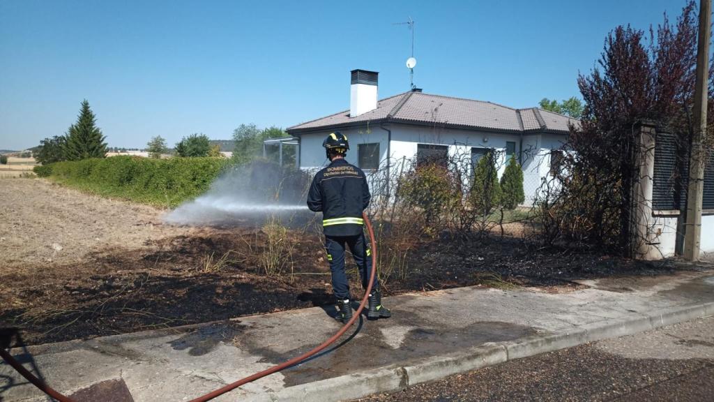 Los Bomberos de la Diputación de Valladolid refrescan el lugar