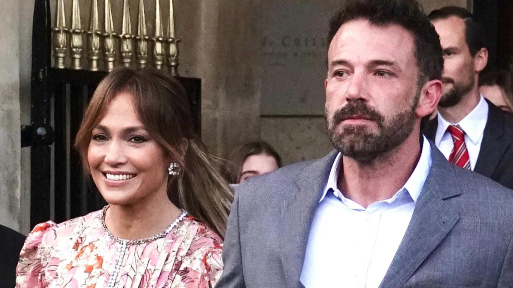 Jennifer Lopez y Ben Affleck a la salida de su hotel en París.