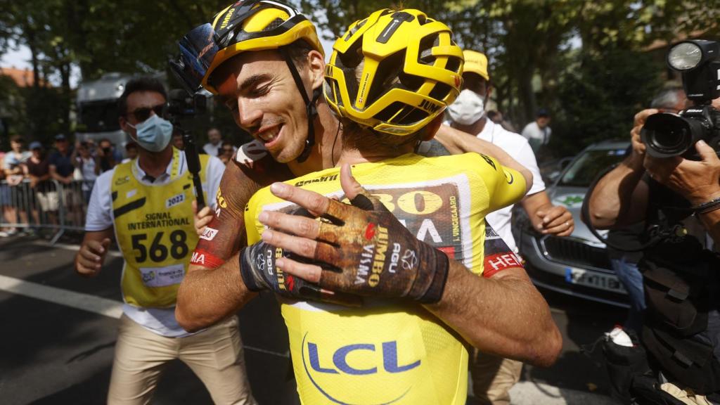 Jonas Vingegaard se abraza con Christophe Laporte