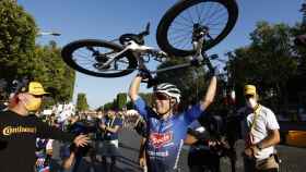 Jasper Philipsen celebra su victoria en el sprint de París del Tour de Francia 2022