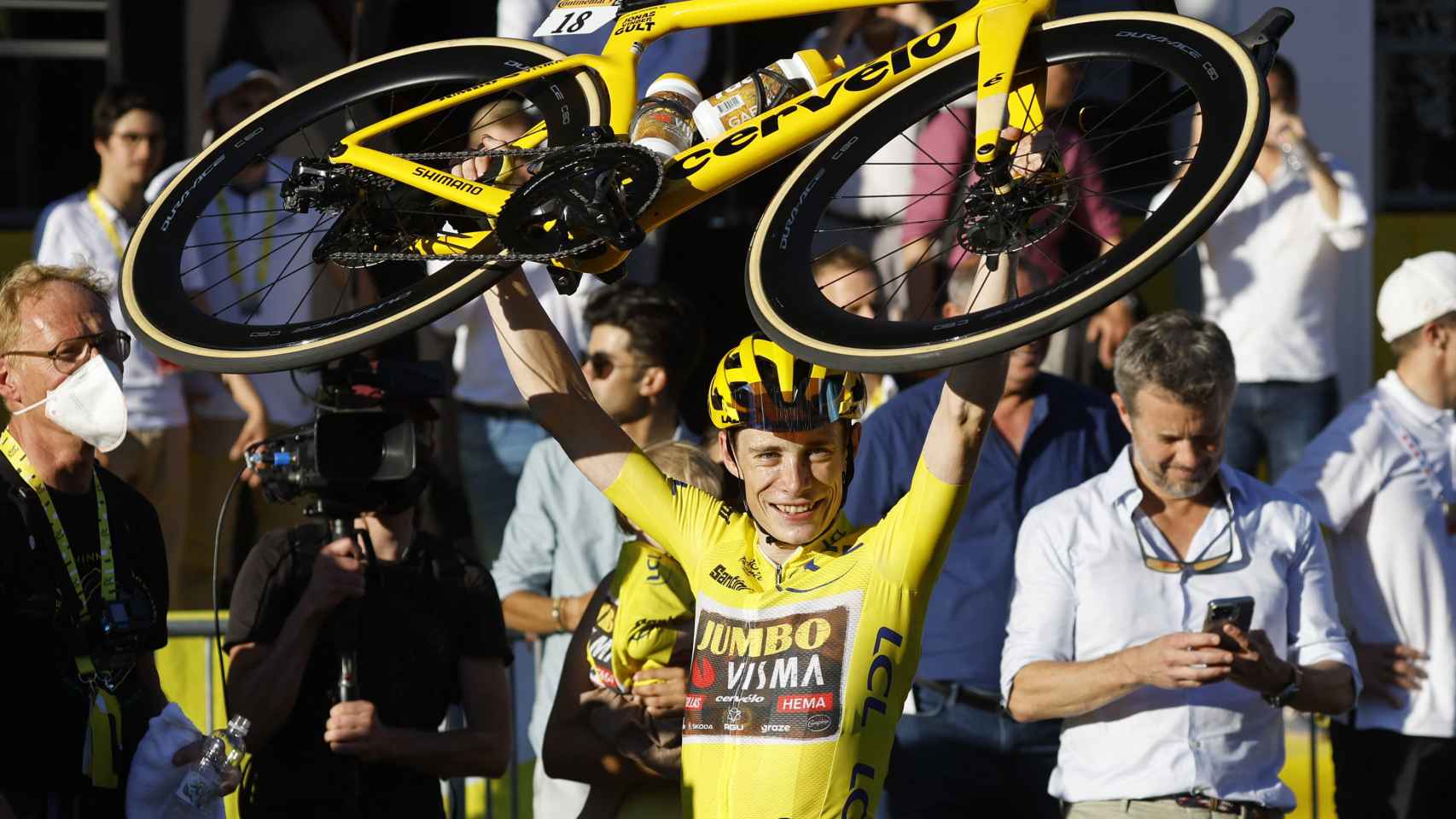 Jonas Vingegaard celebra en París su victoria en el Tour de Francia 2022