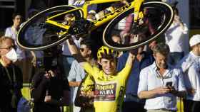 Jonas Vingegaard celebra en París su victoria en el Tour de Francia 2022