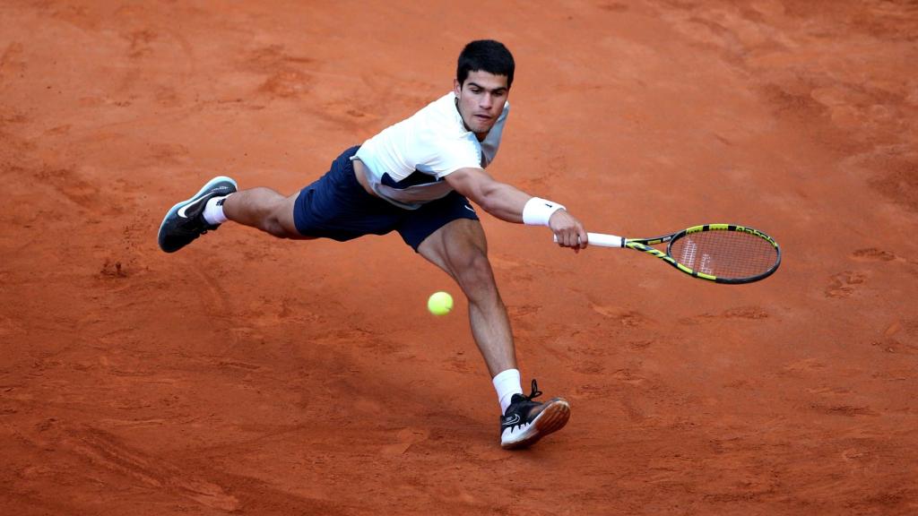 Carlos Alcaraz salva una bola in extremis en el ATP500 de Hamburgo